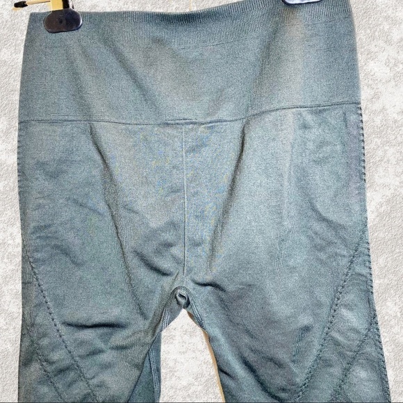 FABLETICS High Waist Seamless Dot Capri Leggings, Size Small - Picture 5 of 12